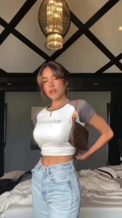 showing us her perfect curves~