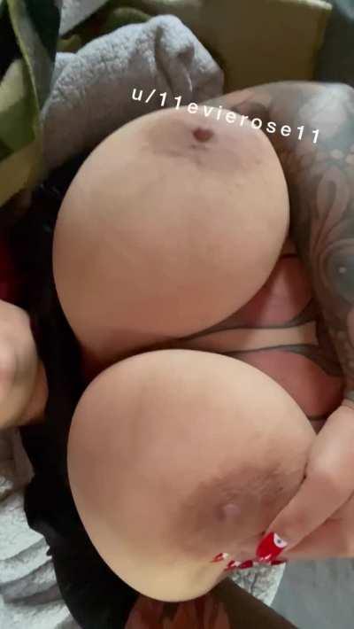 Huge jiggles for titty Tuesday 