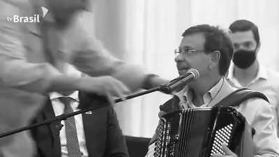 Hoje, a festa não é nossa.