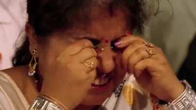 Lady fails to break ghost pepper record proceeds to rubs them on her eyes to break another record.