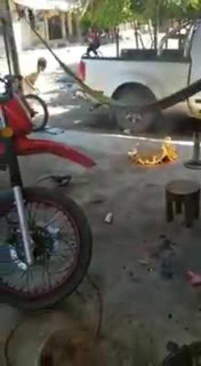 O veio só queria fumar um cigarro