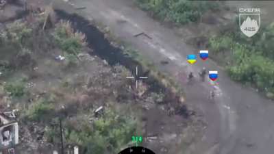 Skala Regiment soldier mistakes Russian soldiers for friendly, eliminates both of them after realizing the mistake. [Posted 09.25]