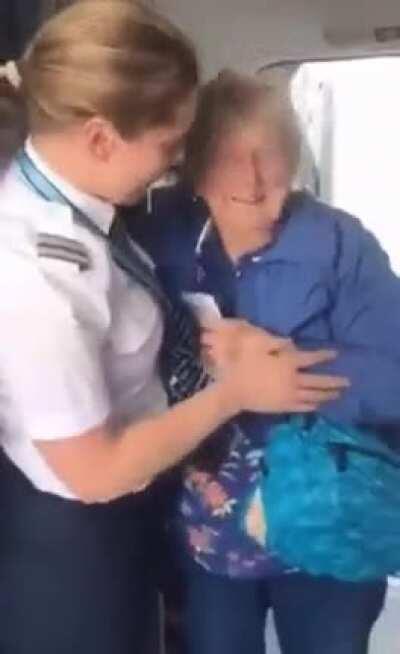 Grandmother realizes the pilot of her flight is her granddaughter