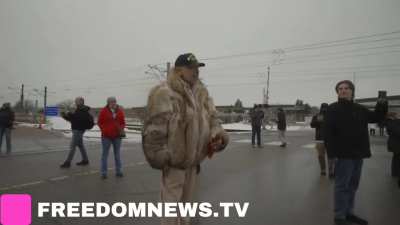 Vietnam veteran confronts ICE in Minneapolis. 