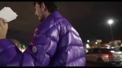 Livestreamer hands out sex party flyer to underage girl - Mom finds out and is pissed