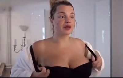 Jonna visar up hennes bröst 