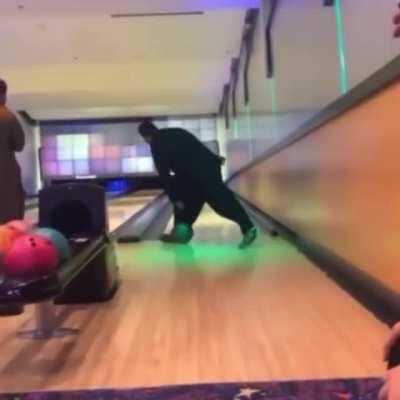 Guy tried to bowl between legs