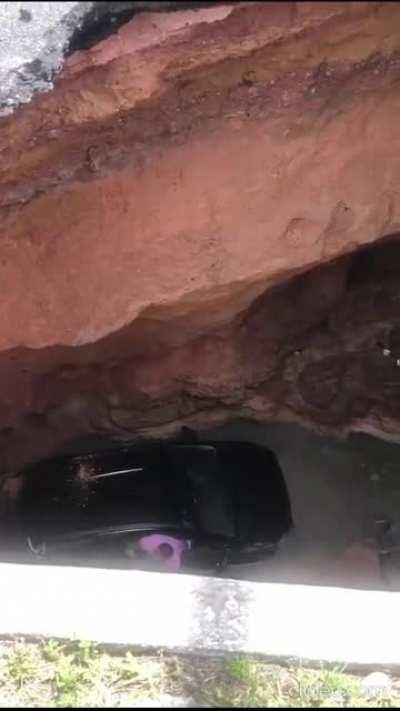 Rua cedeu e um carro caiu dentro do buraco agora em João Pessoa
