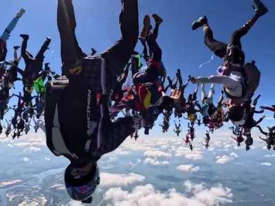 Head-down freefly world record attempt with 200 people