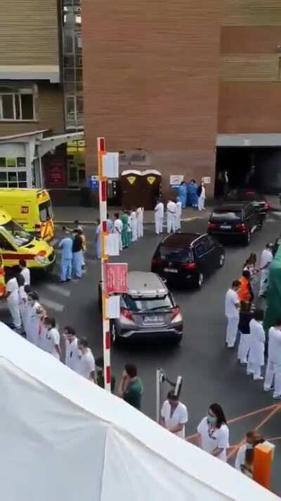 The Prime Minister of Belgium visited a hospital and was greeted like this