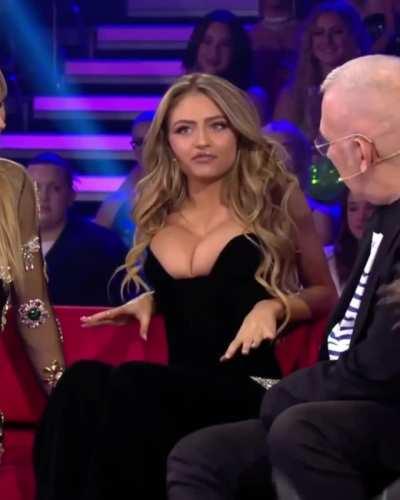 Leni Klum pushing her outfit to the limit