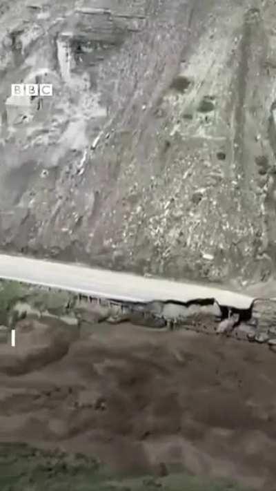 The moment a home was swept away by a river in the Yellowstone floods - Montana, USA (14/06/2022)