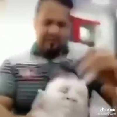 اتحداك ما تضحك