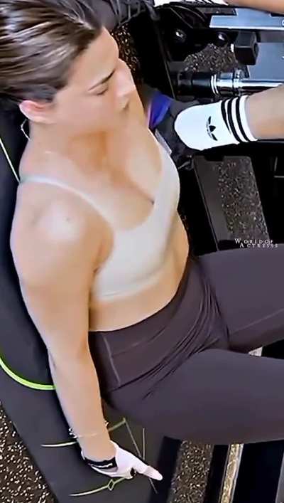 Kriti sanon boobs exercise 🤤