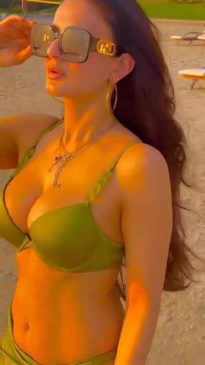 Ameesha... ... ye kuch zyada hi hot nahi ho gaya... 🥵💦💦