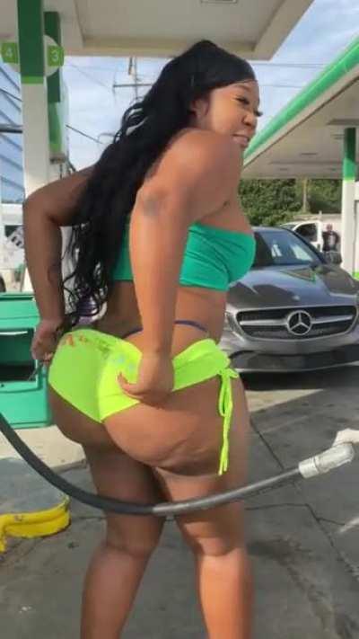 She can get her ass ate in the middle of this damn gas station 😎