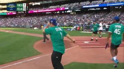 [Highlight] Zach LaVine hits a big 3...run home run to cut the lead to 4!