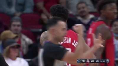 [Highlight] Alperen Sengun with an insane no look over-the-shoulder pass!