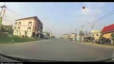 Car hit rickshaw - Rickshaw Man go zoong