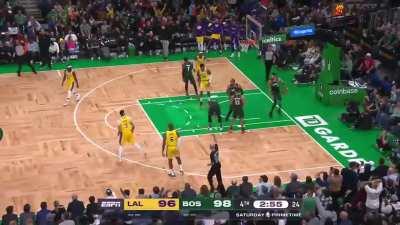 [Highlight] Lebron James hits a three to give the Lakers a one point lead with just under three minutes left in the fourth quarter