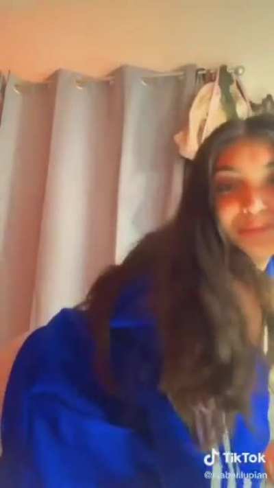 her lame boyfriend don’t know what to do with all that ass🥵