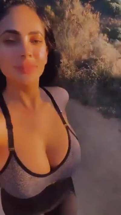 @sannatorr busty road walk 😍😍