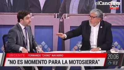Le enrostran a Marra Poppins el haber heredado un negocio de su padre y él se indigna porque también lo heredó de su madre.