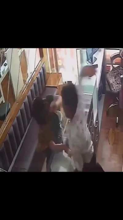 Female thief instantly regrets throwing chilli powder at the jeweller