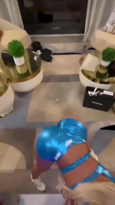 Saweetie shaking ass