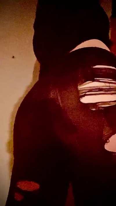 Pregnant girlfriend farts in leggings. OC