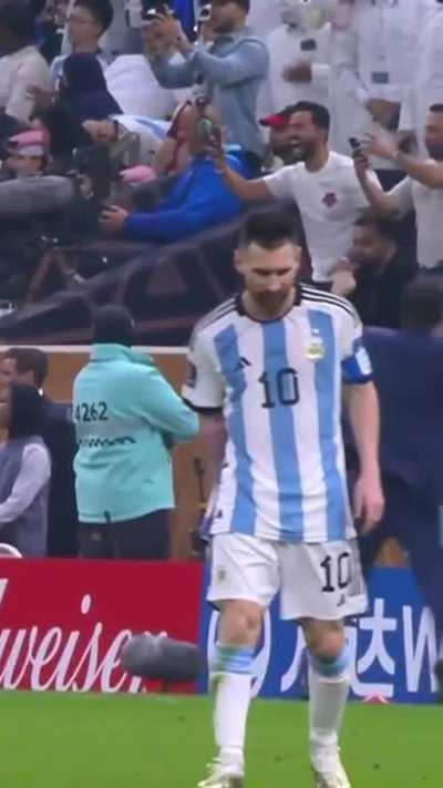 Momento Clave: Francia empata el partido, se ve como detrás los suplentes salen a festejar y Leo cae vencido de rodillas pero antes de tocar el suelo se levanta para seguir luchando. Gracias Leo, gracias por no rendirte.