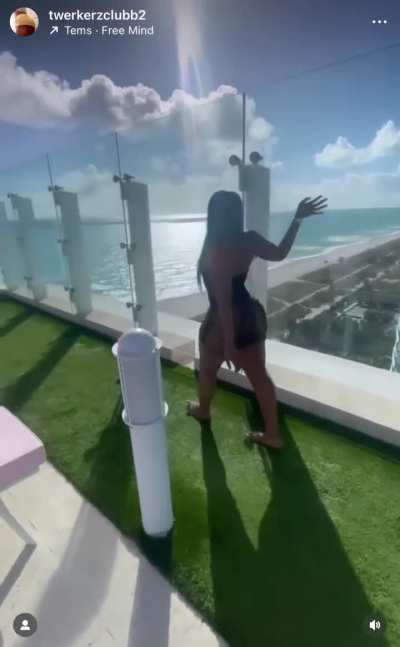 Instagram @tinkaabellaaa