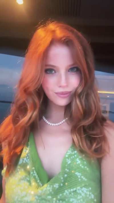 Emily | Green dress beauty