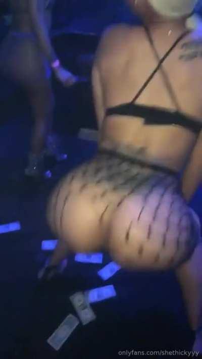 Strip club vibes with shethickyy