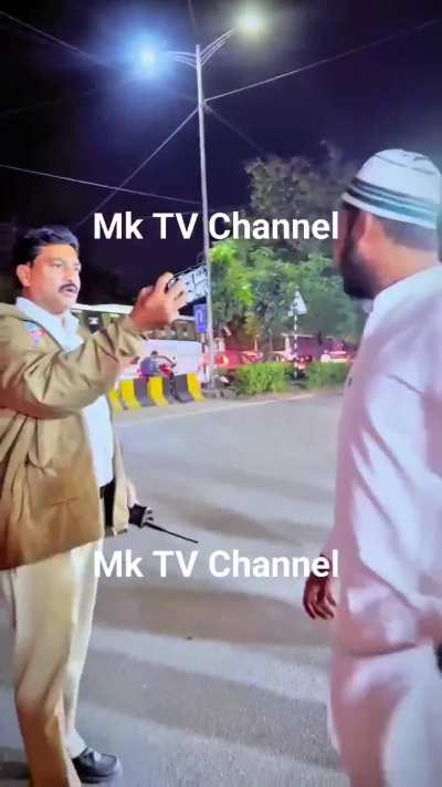 Man Threatens Traffic Cop After His Vehicle Is Fined for No-Parking - Hyderabad, Telangana 🚨