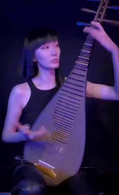 Jiaju shen playing pipa