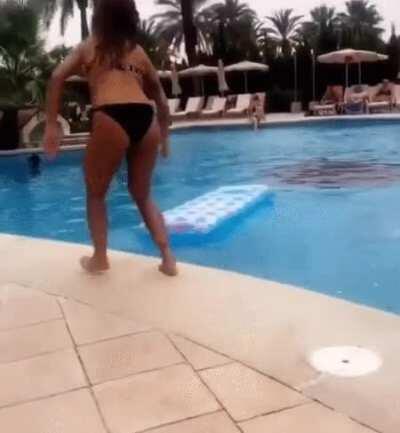 To float on a floatie