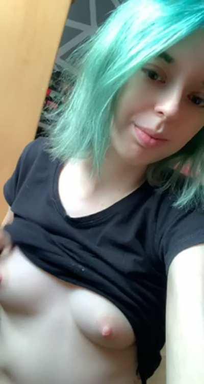 21 years old girlie 😁 3.50 for the first 20 ⚠️ full nude content - 1:1 pic vids ratio 🥰 link below 🔥