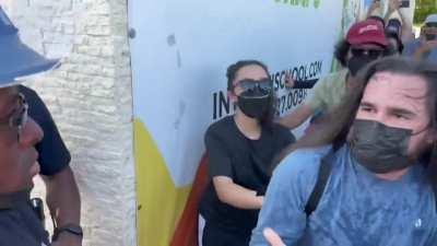 Crowd of Zionist counter-protesters assaulting pro-Palestine demonstrators in LA while police sit by and watch