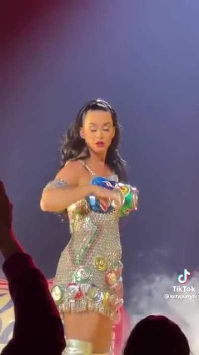 Katy Perry eye during a concert