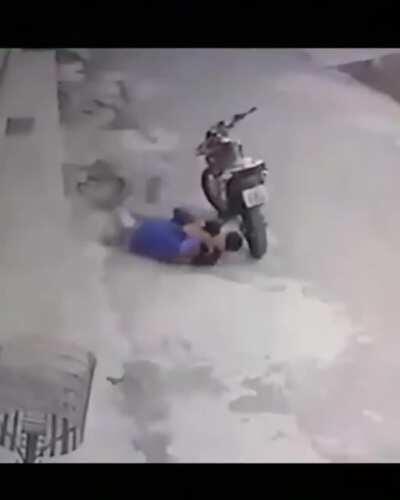 Don’t hesitate if you think someone’s going to rob you. make the first move or run!