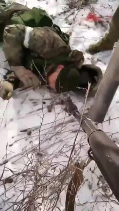 Ukrainian soldier commits war crime (PoW execution video)
