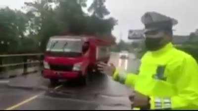 Least responsive police man and helpful camera man in wkwk land...