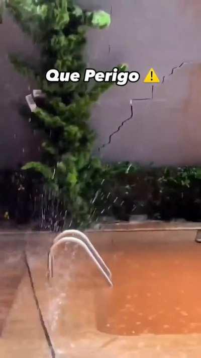 Pra você que acha que tem um relacionamento ruim com o vizinho... poderia ser pior. 