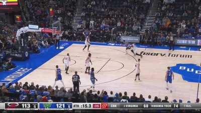 [Highlight] Giannis hammers it home to put the exclamation point on a 35/14/11 performance and Milwaukee’s 7th straight win