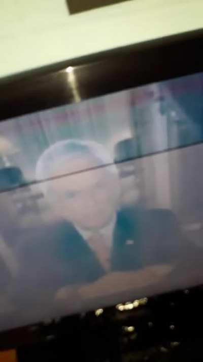 aca meando la tv de pana