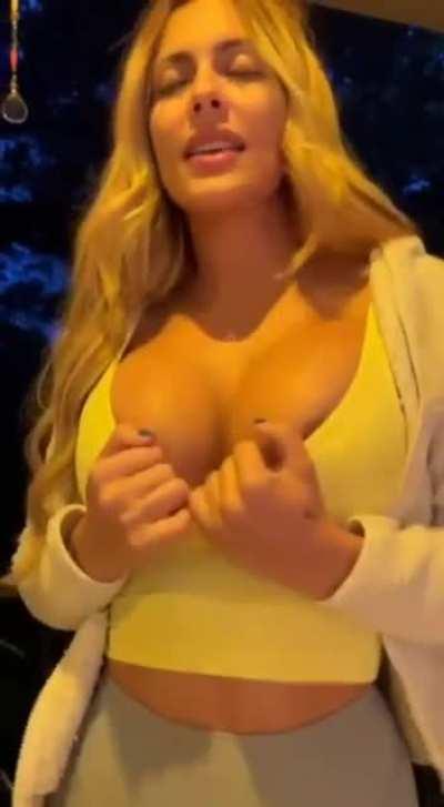 Kenia Gonzalez (@keniamusicr) [onlyfans]