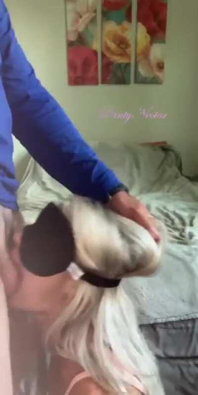 Who else loves being throatfucked?! I can’t be the only one!