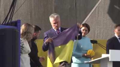 Pres. Zelensky made an appearance in Vilnius, Lithuania today, where the NATO summit is taking place, to join a ceremony raising a Ukrainian flag sent from the frontline from the 10th Mountain Assault Brigade 