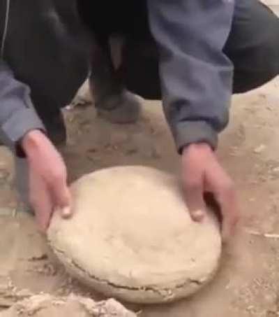 These grapes are stored for up to six months and kept fresh in airtight mud-straw containers. Centuries ago, people of Afghanistan developed this method of food preservation, which uses mud-straw containers, and is known as kangina.
